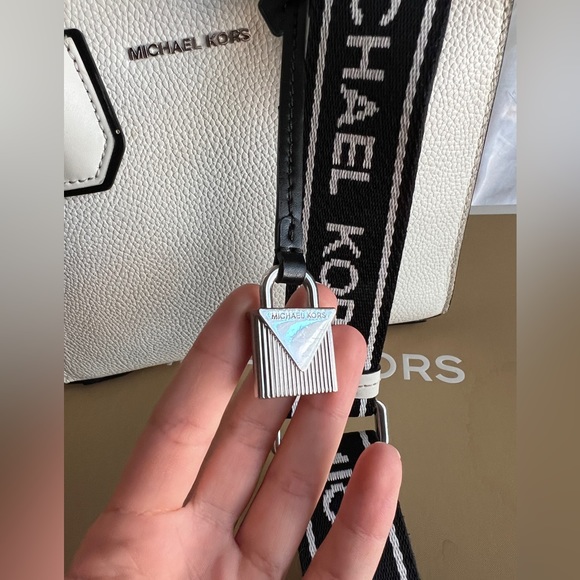 Michael Kors Mercer Pebbled Leather Messenger Bag - Picture 4 of 7